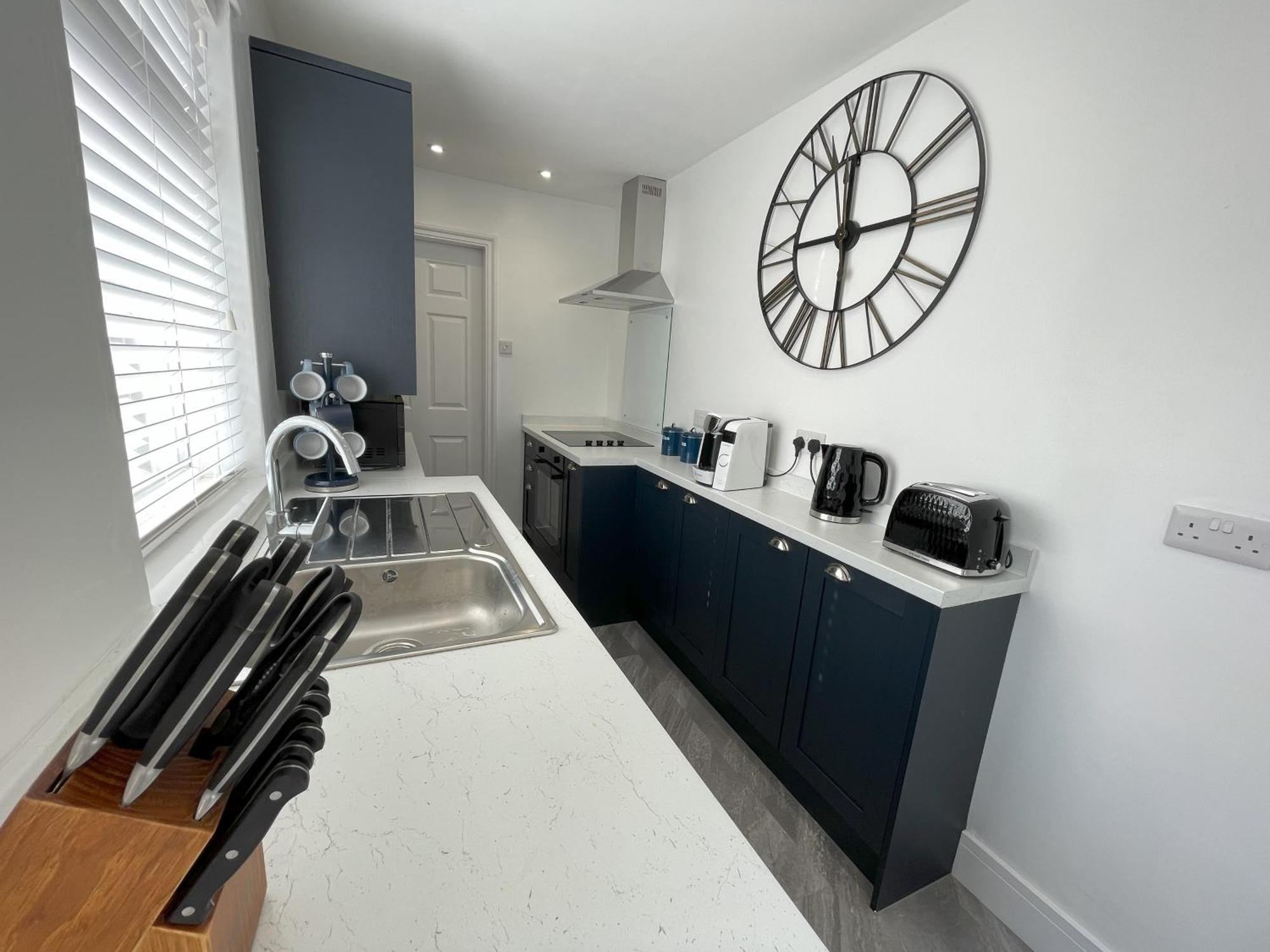 Apartment Serenity By The Sea, Stylish Two Bedroom Near The Beach,