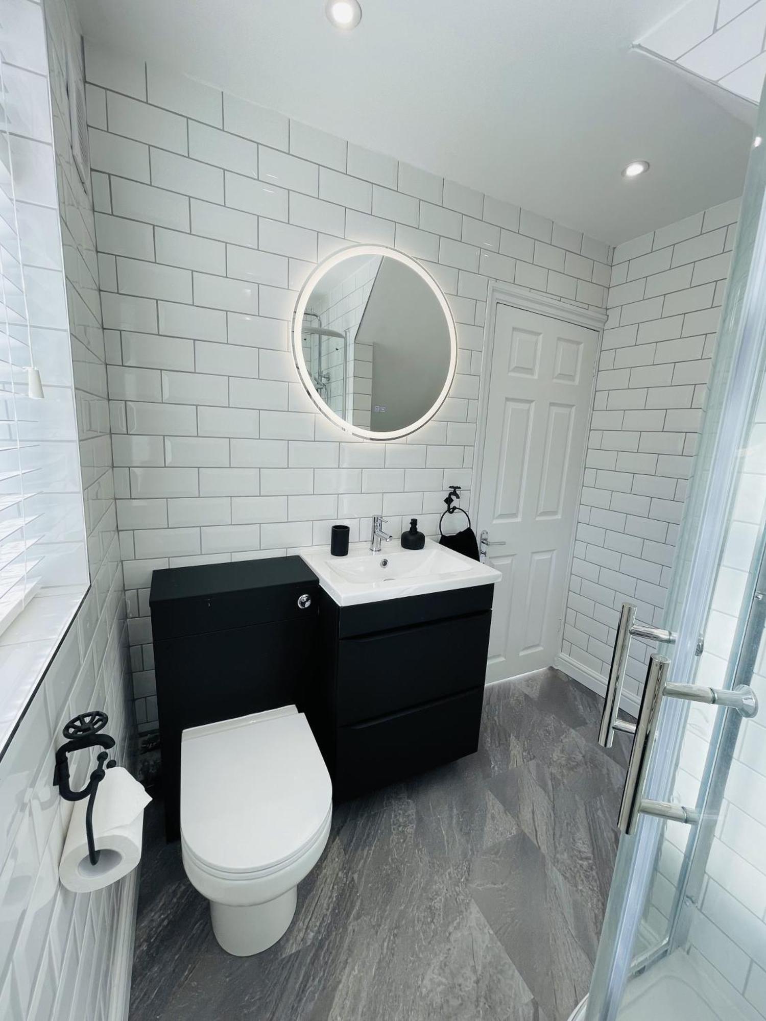 Apartment Serenity By The Sea, Stylish Two Bedroom Near The Beach, *