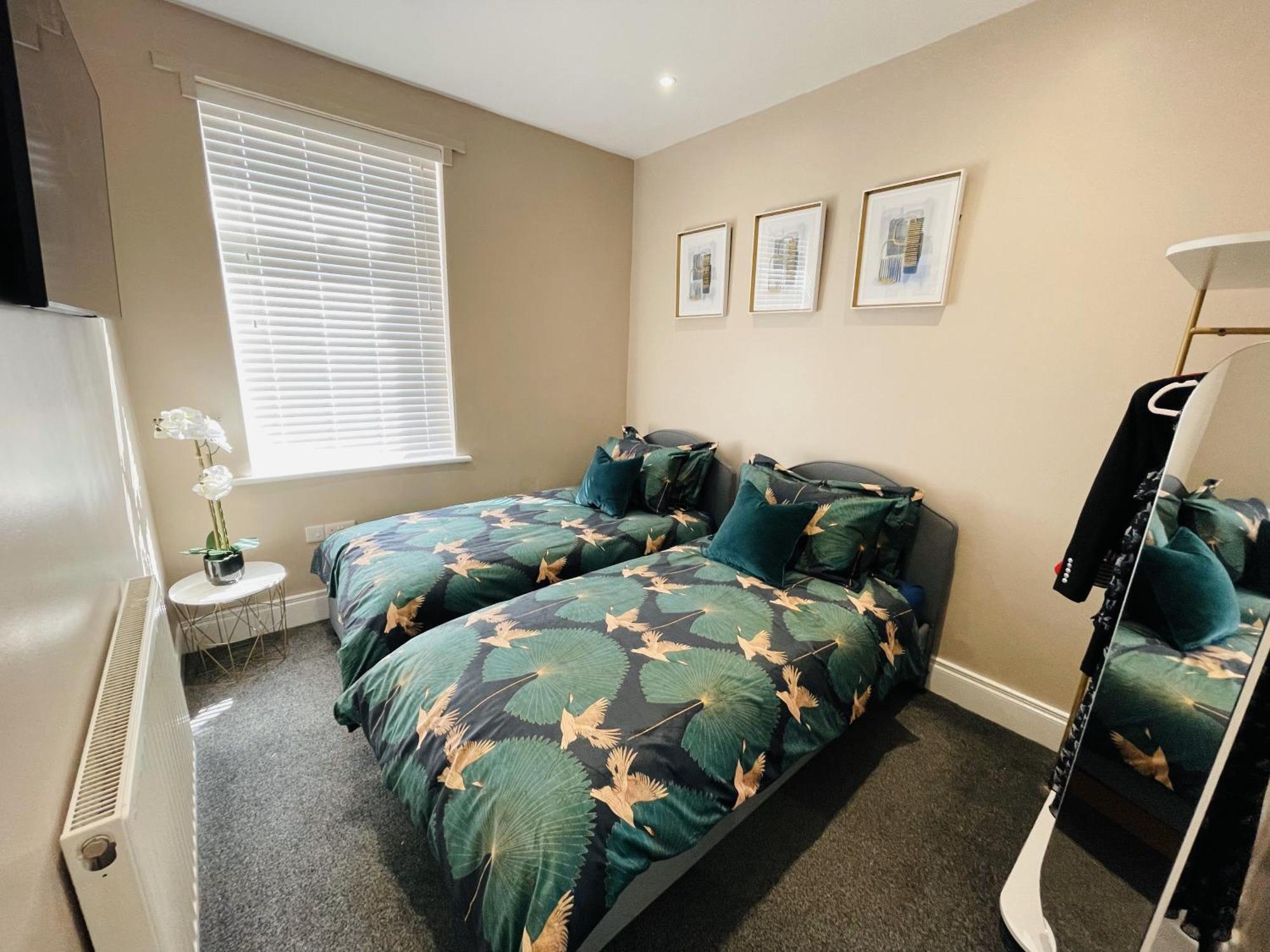 Serenity By The Sea, Stylish Two Bedroom Near The Beach, Apartment
