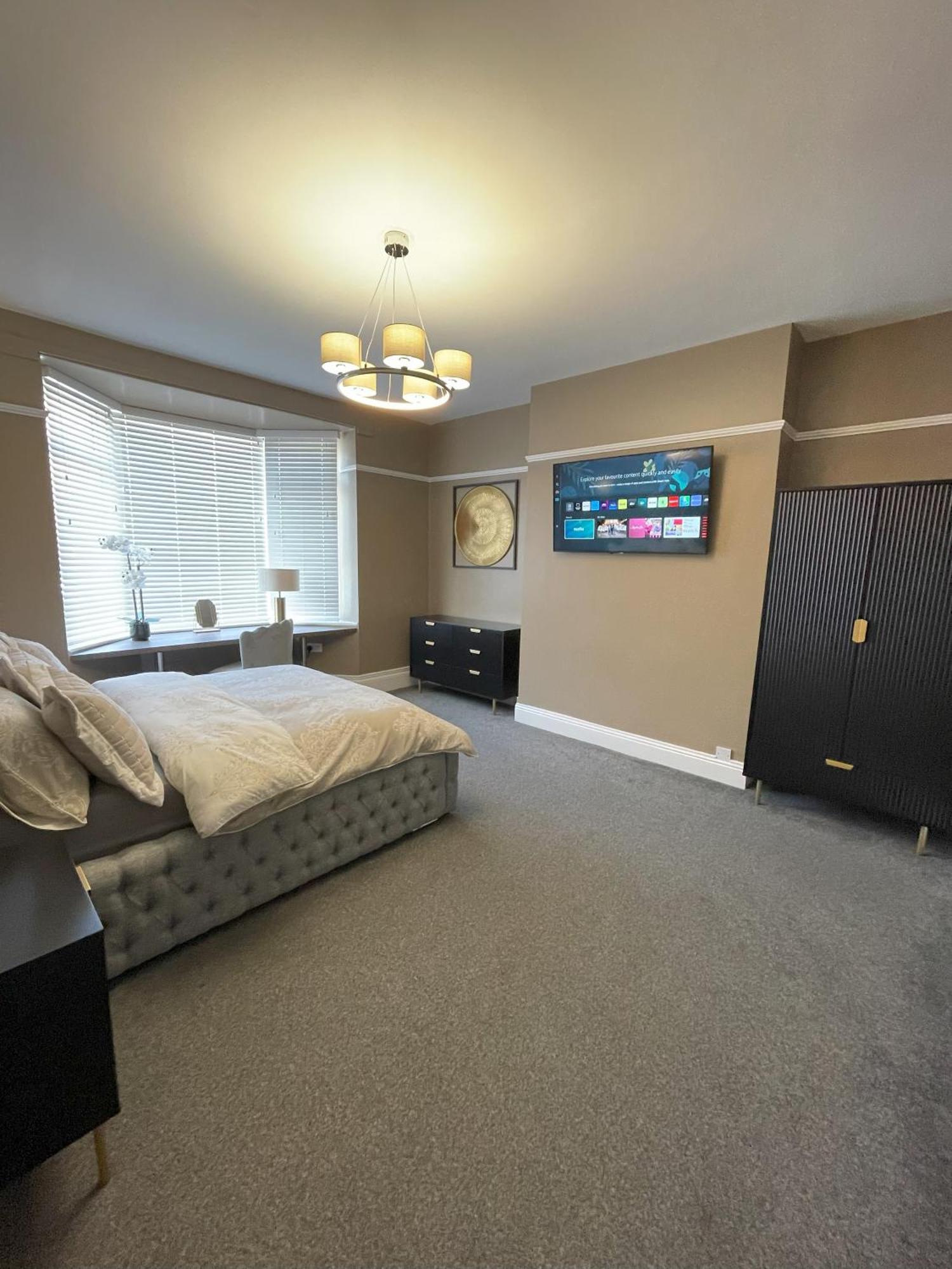 Apartment Serenity By The Sea, Stylish Two Bedroom Near The Beach, *