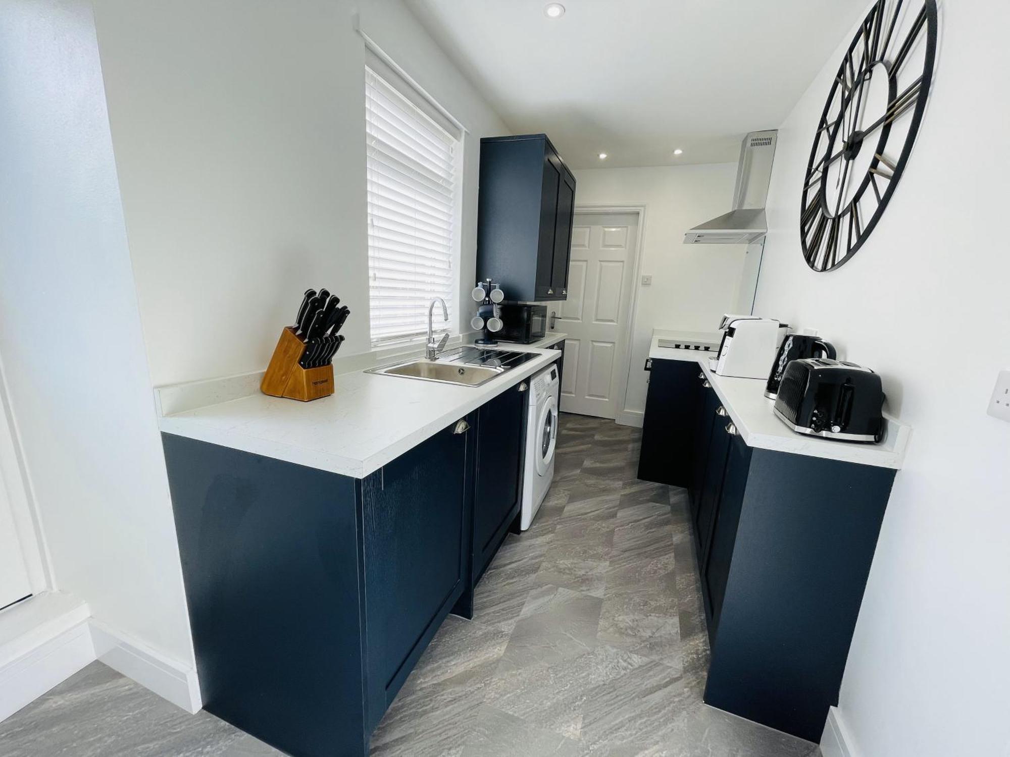 Serenity By The Sea, Stylish Two Bedroom Near The Beach,